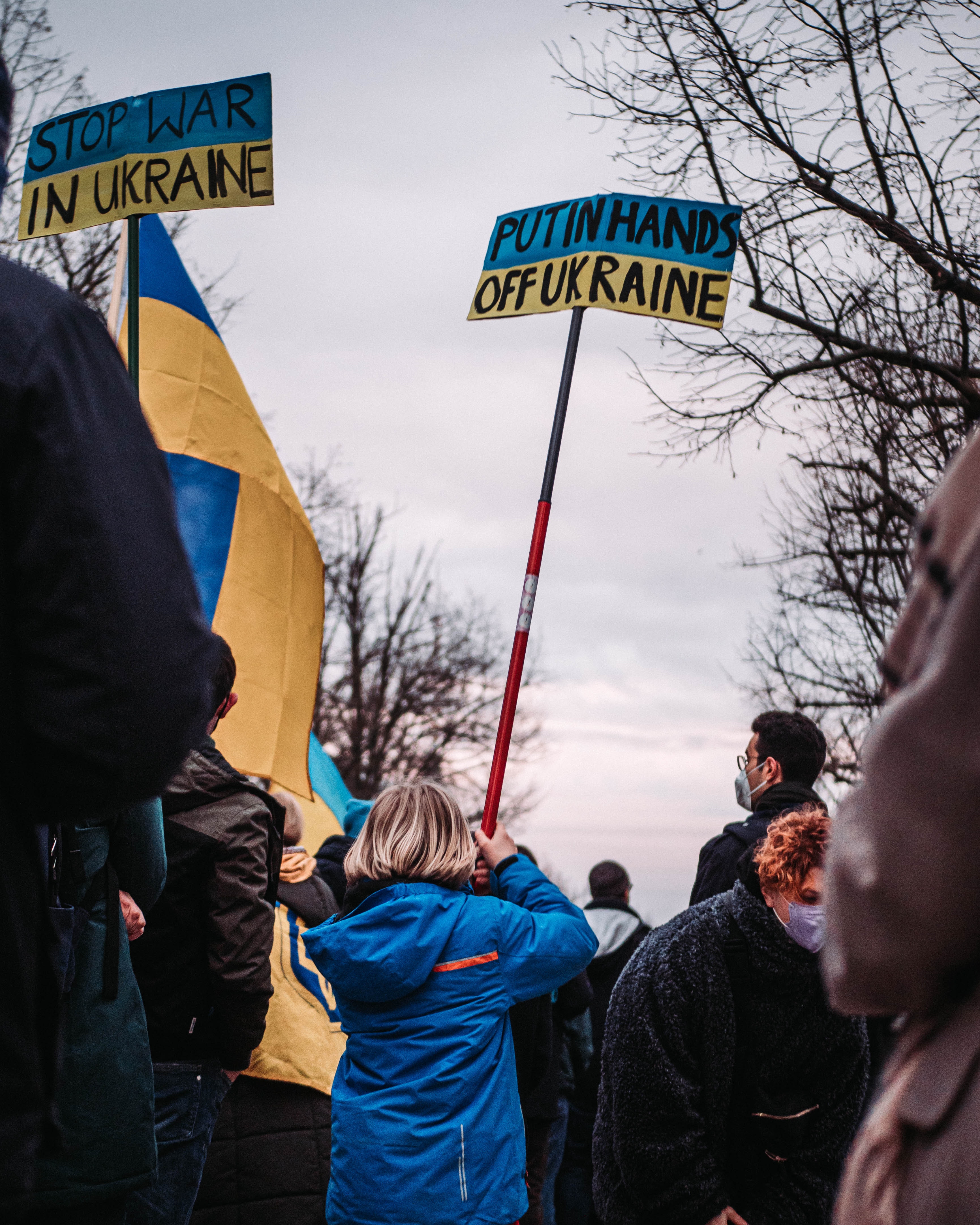 Menschen gehen gegen Russlands Krieg auf die Straße - Foto: Matti Karstedt 