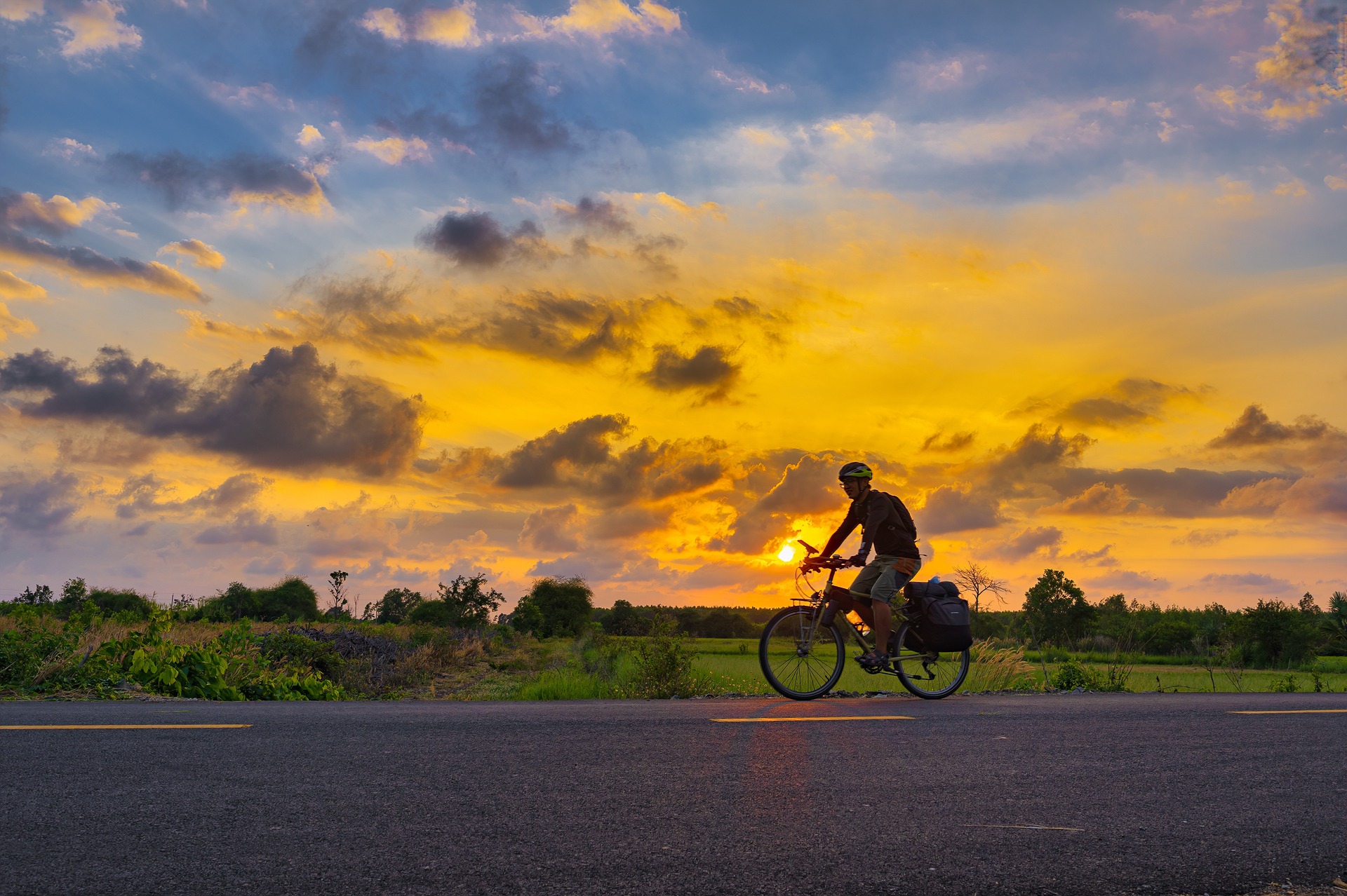 FDP Oberhavel zum Radverkehr (Symbolbild Radfahrer im Sonnenuntergang)