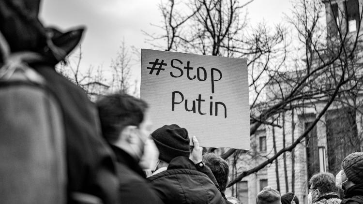 Menschen protestieren gegen die Aggression Russlands, Foto: Matti Karstedt 