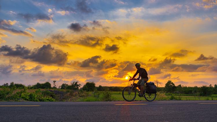 FDP Oberhavel zum Radverkehr (Symbolbild Radfahrer im Sonnenuntergang)